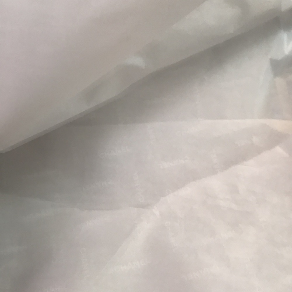 🌸NEW🌸 Chanel large gift box with tissue paper & shredded paper - Picture 10 of 15